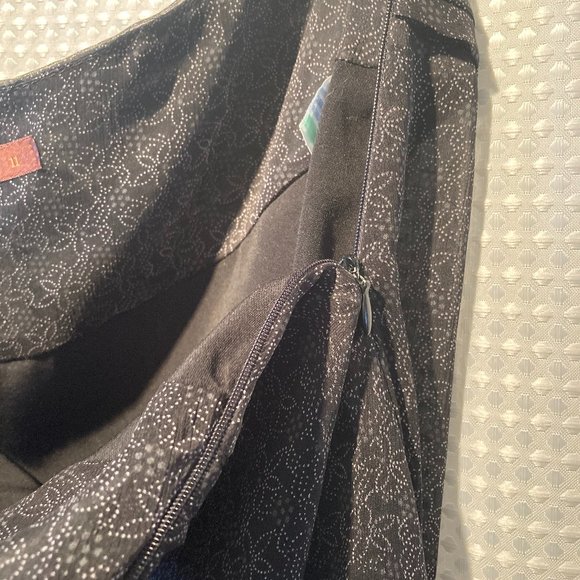 Black Sheer Skirt with Soft White Flower Design - EUC - Picture 6 of 11